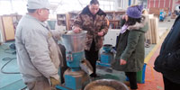 天(tiān)津客戶購200型豬(zhū)飼料顆粒機(jī)自(zì)製豬飼料案(àn)例 天津客戶購200型豬(zhū)飼料顆粒(lì)機自製豬飼料案例
