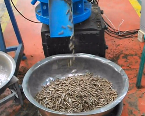 自（zì）製小型羊飼（sì）料顆粒機加工視頻（pín）