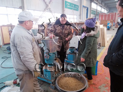 雲南客(kè)戶正在看300型木屑顆(kē)粒機製粒試機效果