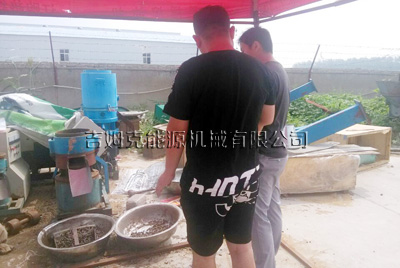 客户正在使用吉（jí）姆克猪（zhū）饲料颗粒机试机