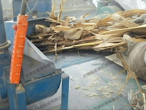 玉米秸稈粉碎（suì）過程