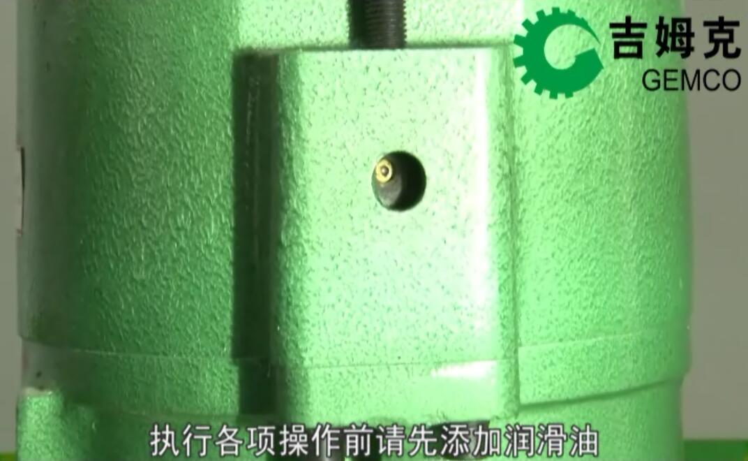 先給顆粒機(jī)注油孔添(tiān)加潤滑油